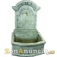 Fuente pared Medieval rústica con grifo